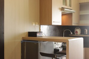 Quarto | Cozinha americana privada | Geladeira, cooktop, talheres/pratos/utensílios de cozinha