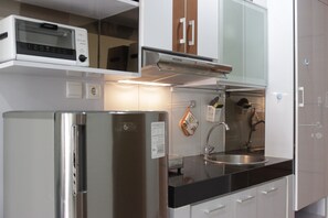 Chambre | Cuisine privée | Réfrigérateur, surface de cuisson, vaisselle et ustensiles