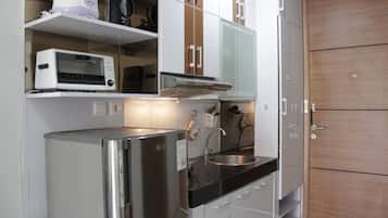 Quarto | Cozinha americana privada | Geladeira, cooktop, talheres/pratos/utensílios de cozinha