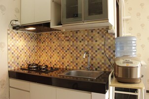 Refrigerador, placa de cocina, utensilios de cocina