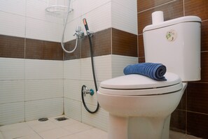 Quarto | Banheiro | Chuveiro, toalhas de banho, shampoo 