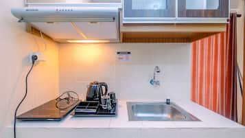 Room | Private kitchenette | Fridge, stovetop, cookware/dishes/utensils