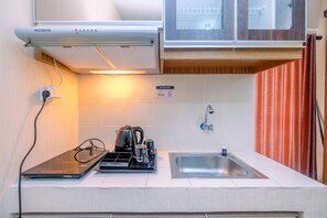 Refrigerador, placa de cocina, utensilios de cocina