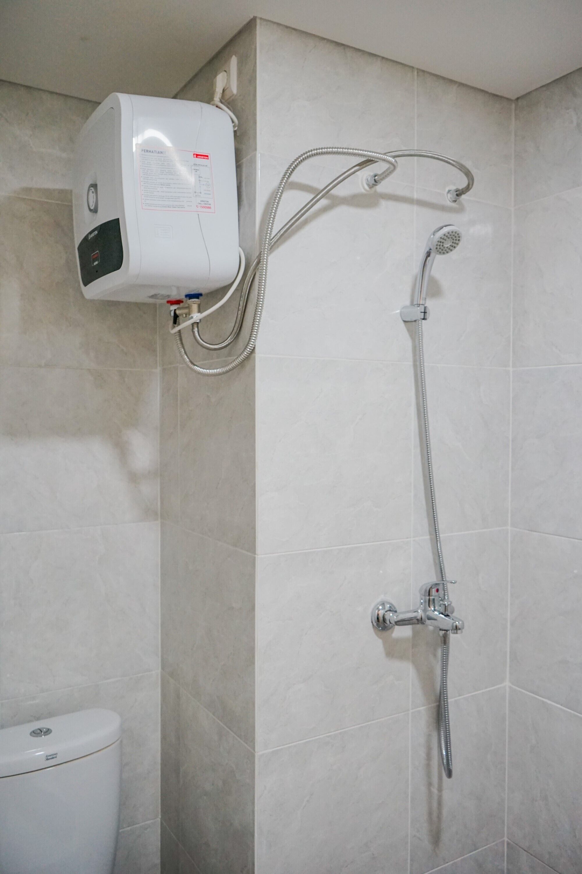 Kamar | Kamar mandi | Shower, perlengkapan mandi gratis,  dan handuk