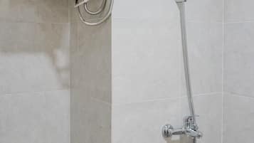 Kamar | Kamar mandi | Shower, perlengkapan mandi gratis, dan handuk