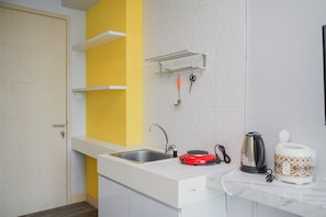 Habitación | Cocina privada | Refrigerador, parrilla de estufa y utensilios de cocina 
