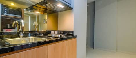 Room | Private kitchenette | Fridge, stovetop, cookware/dishes/utensils
