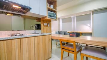 Refrigerador, placa de cocina, utensilios de cocina