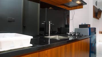 Room | Private kitchenette | Fridge, stovetop, electric kettle, cookware/dishes/utensils