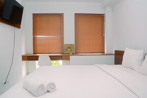 Room - Cozy and Minimalist Studio Patraland Urbano Apartment near Bekasi Station (Bekasi)