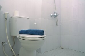 Room | Bathroom | Shower, towels, shampoo - Cozy and Minimalist Studio Patraland Urbano Apartment near Bekasi Station (Bekasi)