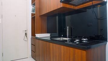 Huone | Yksityinen keittonurkkaus | Jääkaappi, liesi, vedenkeitin, keittoastiat/astiat/ruokailuvälineet