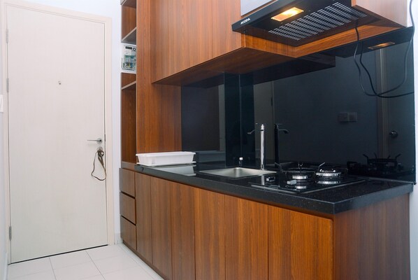Room | Private kitchenette | Fridge, stovetop, electric kettle, cookware/dishes/utensils