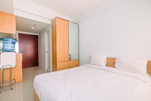 Escritorio, sistema de insonorización, wifi gratis y ropa de cama