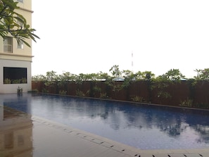 Una piscina al aire libre