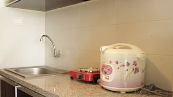 Habitación | Cocina privada | Refrigerador, parrilla de estufa y utensilios de cocina
