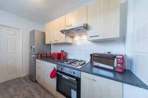 Fridge, microwave, oven, stovetop - Saks Villa by Jesouth (Hull)