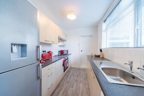 Køleskab, mikrobølgeovn, ovn, kogeplade