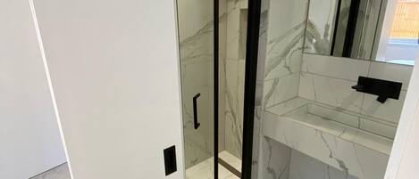 Appartement | Salle de bain | Ensemble baignoire-douche, serviettes fournies