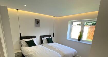 Stylish 2 Bed 2 Bath Flat with Garden