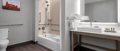 Un baño moderno con ducha, inodoro y zona de lavamanos.