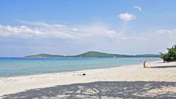 Plage, chaises longues