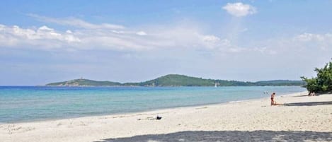 Plage, chaises longues