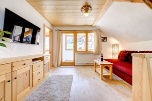 Apartment Zentral de Luxe (incl. Cleaning Fee, City Tax & Laundry Package) | Living area | TV