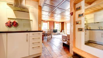 Apartment Walserstuba (incl. Cleaning Fee, City Tax & Laundry Package) | Cocina privada | Refrigerador, horno, parrilla de estufa y cafetera y tetera