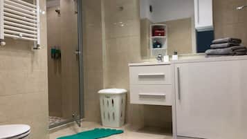 Dusche, Haartrockner, Handtücher, Seife