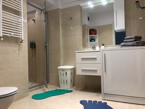 Dusche, Haartrockner, Handtücher, Seife