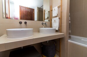 Badekar, hårtørrer, håndklæder