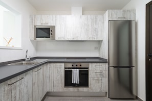 Fridge, dishwasher, coffee/tea maker, electric kettle