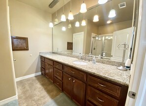 Combined shower/bathtub - 5 O'Clock Somewhere - 5th Row with Gulf view, well appointed, priced to rent. (Crystal Beach)