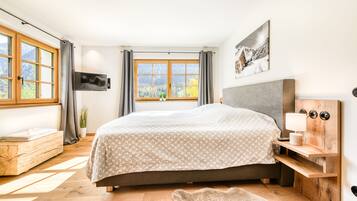 Premium bedding, travel cot, free WiFi, bed sheets