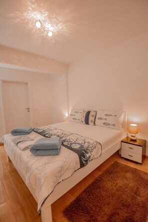2 bedrooms, travel cot, free WiFi, bed sheets