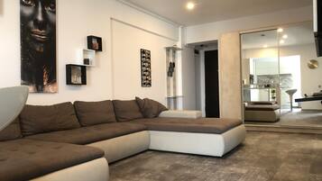 Apartamento de diseño | Zona de estar | Una televisión LED, Netflix, películas de pago, servicios de streaming