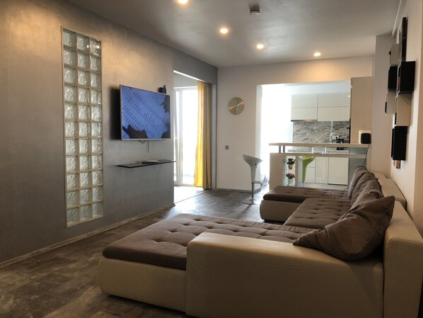 時尚公寓 | 客廳 | 55 吋LED 電視連有線電視頻道、電視、Netflix