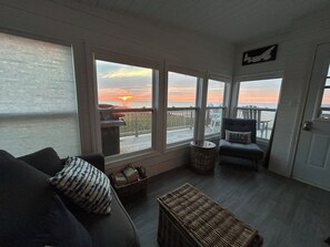 Smart TV, DVD player, books, video library - Ocean Front Property, Nearby Beaches and Breathtaking Sunsets! (Mount Stewart)