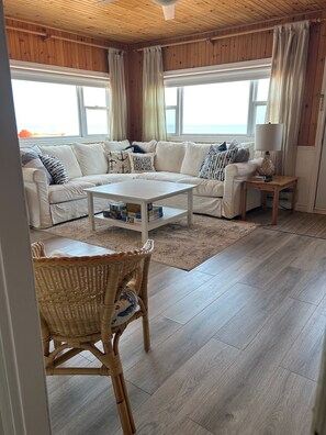 Smart TV, DVD player, books, video library - Ocean Front Property, Nearby Beaches and Breathtaking Sunsets! (Mount Stewart)