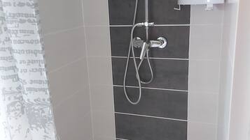 Douche, sĂšche-cheveux, savon, shampoing