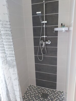 Een douche, een haardroger, zeep, shampoo