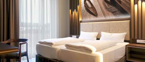 1 bedroom, hypo-allergenic bedding, memory foam beds, desk