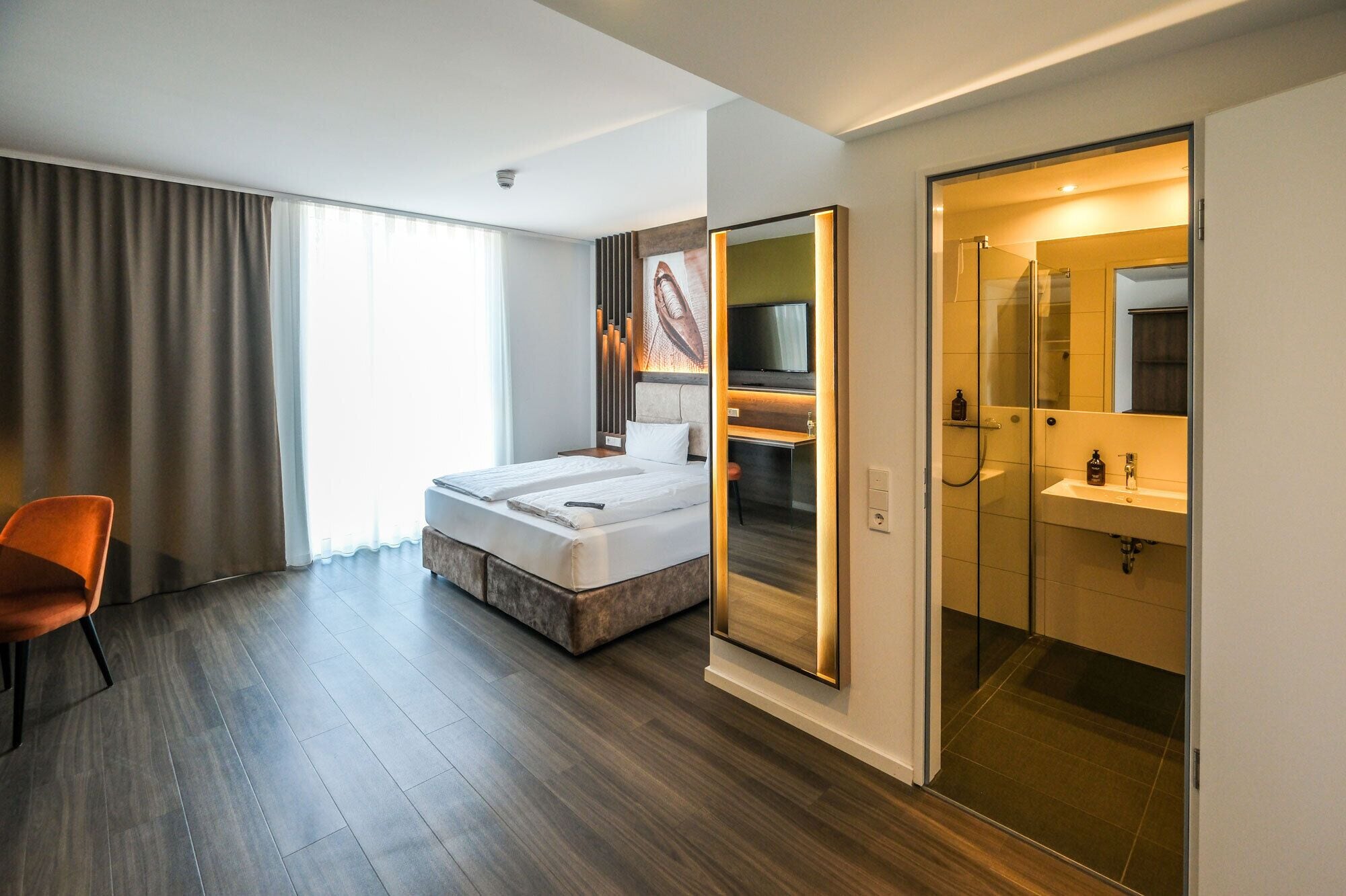 Superior-Zimmer | Allergikerbettwaren, Betten mit Memory-Foam-Matratzen, Schreibtisch