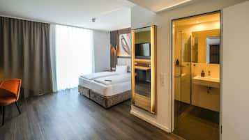 Superior-Zimmer | Allergikerbettwaren, Betten mit Memory-Foam-Matratzen, Schreibtisch