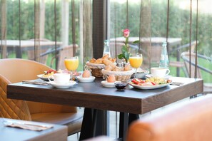 Tägliches Frühstücksbuffet gegen Gebühr