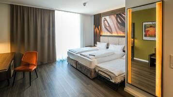 Ein Hotelzimmer mit einem Bett, einem Schreibtisch und einem Stuhl.