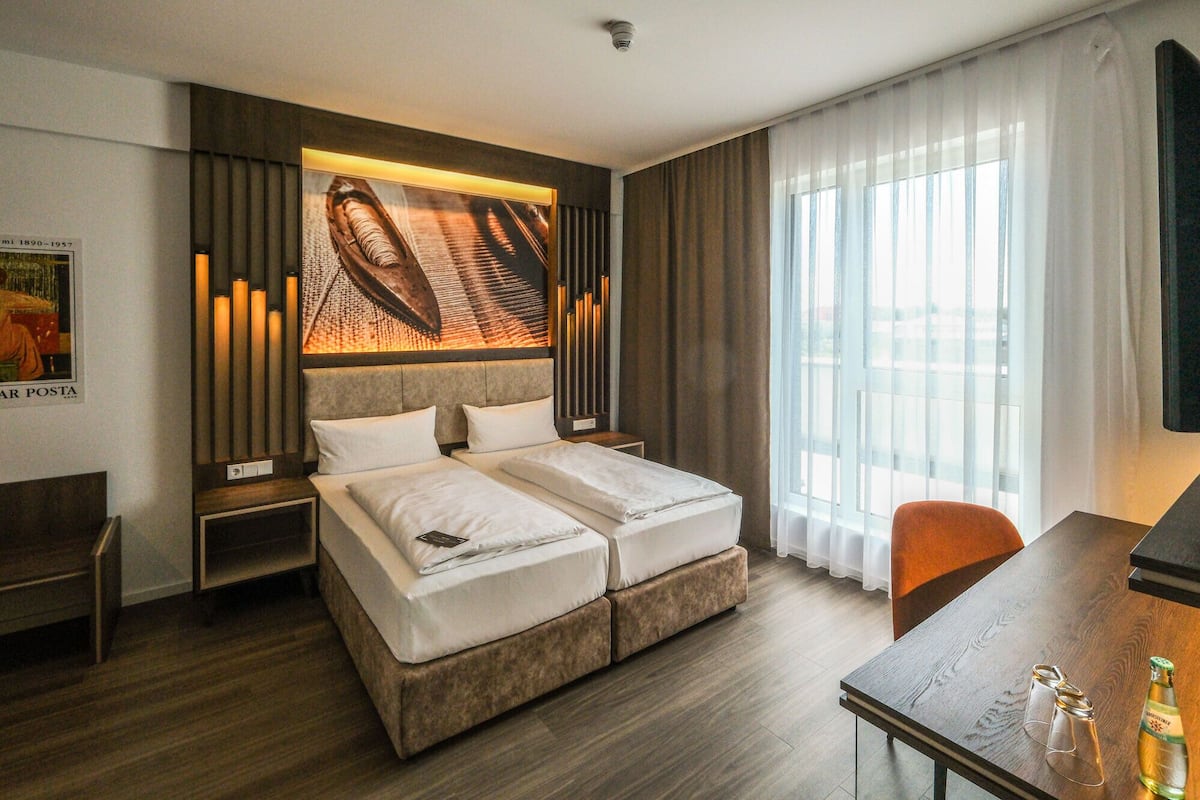 Family Room | 1 bedroom, hypo-allergenic bedding, memory foam beds, desk