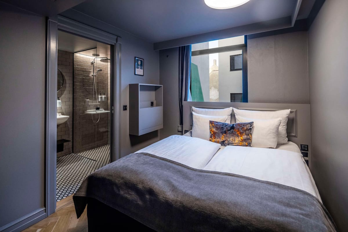 WiFi, bed sheets