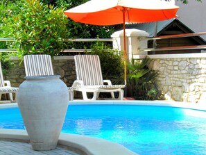 Una piscina al aire libre